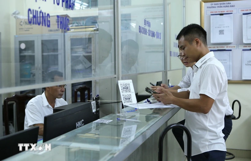 Người dân đến làm thủ tục, giấy tờ tại Bộ phận tiếp nhận và trả kết quả phường Trần Hưng Đạo, thành phố Nam Định. (Ảnh: Công Luật/TTXVN)