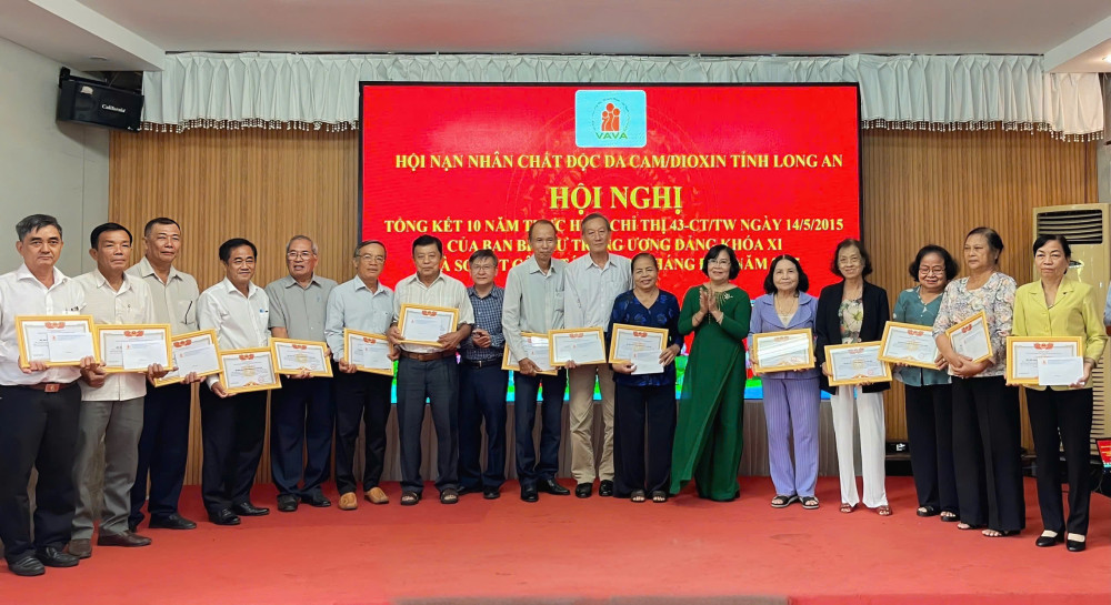 Các tập thể, cá nhân có thành tích trong công tác thực hiện Chỉ thị số 43-CT/TW