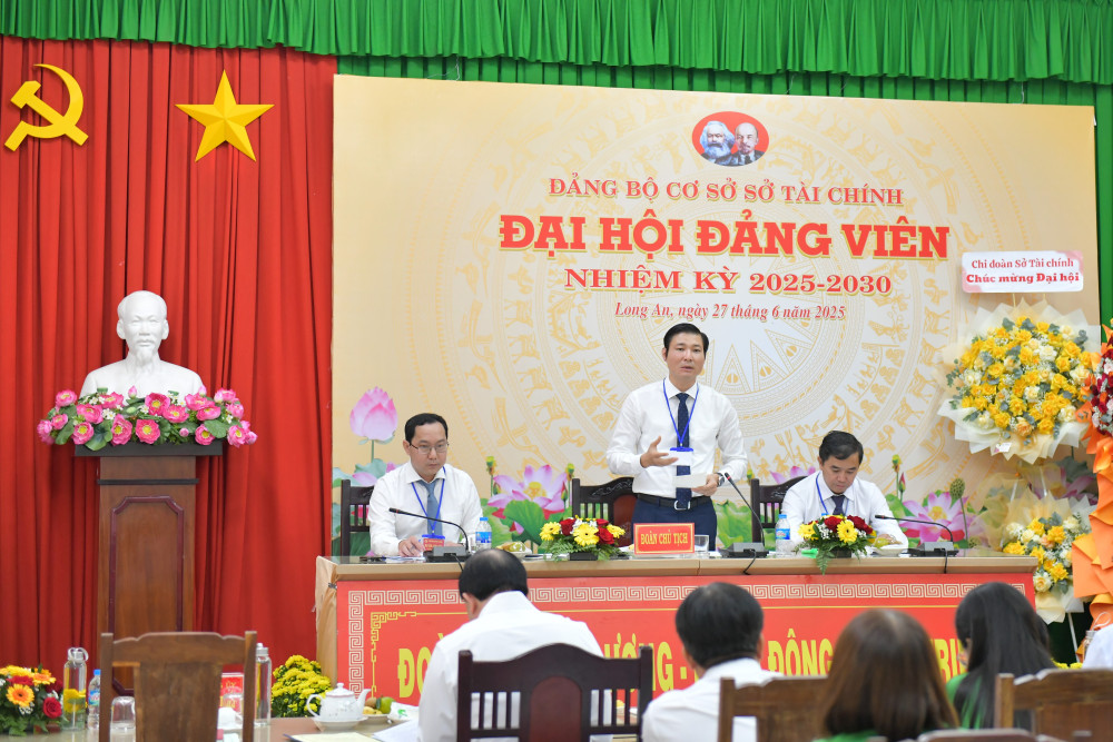 Bí thư Đảng ủy, Giám đốc Sở Tài chính - Trương Văn Liếp điều hành phần thảo luận tại Đại hội