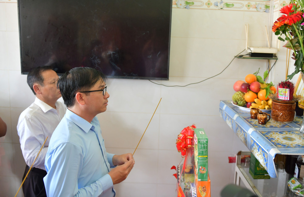 Chủ tịch Hội Nhà báo Việt Nam tỉnh, Tổng Biên tập Báo và Đài Phát thanh Truyền hình Long An - Lê Hồng Phước thắp hương tưởng niệm nhà báo liệt sĩ