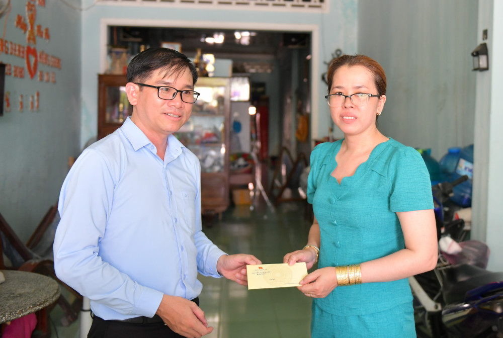 Nhà báo Lê Hồng Phước trao quà cho gia đình thân nhân nhà báo liệt sĩ Nguyễn Minh Hữu