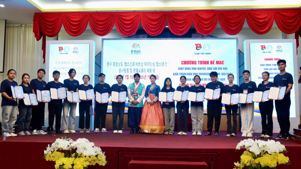 Bà YU ESDEO - Phó phòng công tác thanh thiếu niên Viện phục vụ xã hội tỉnh Chungcheongnam trao giấy chứng nhận cho học sinh