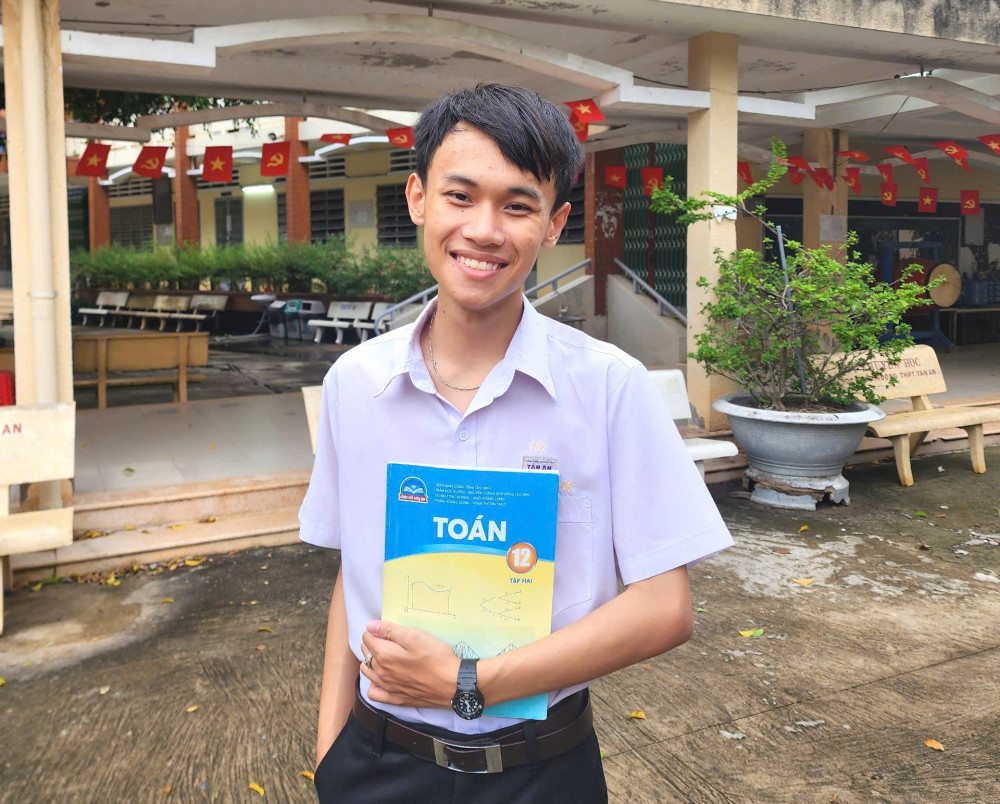 Dương Anh Khoa - thủ khoa Toán với điểm 10 tuyệt đối