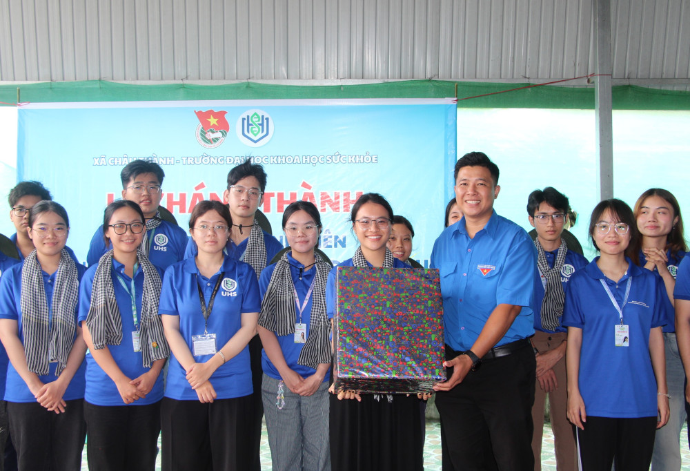Đại diện Tỉnh Đoàn tặng quà cho chiến sĩ tình nguyện Mùa hè xanh của Trường Đại học Khoa học Sức khoẻ