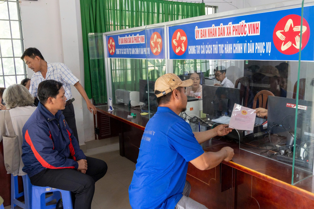 Người dân liên hệ giải quyết thủ tục hành chính tại Trung tâm Phục vụ hành chính công xã Phước Vinh