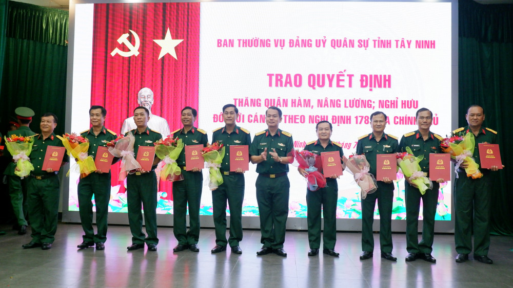 Đại tá Nguyễn Thành Tâm - Phó Bí Đảng ủy, Chỉ huy trưởng Bộ Chỉ huy Quân sự tỉnh trao quyết định cho các cán bộ