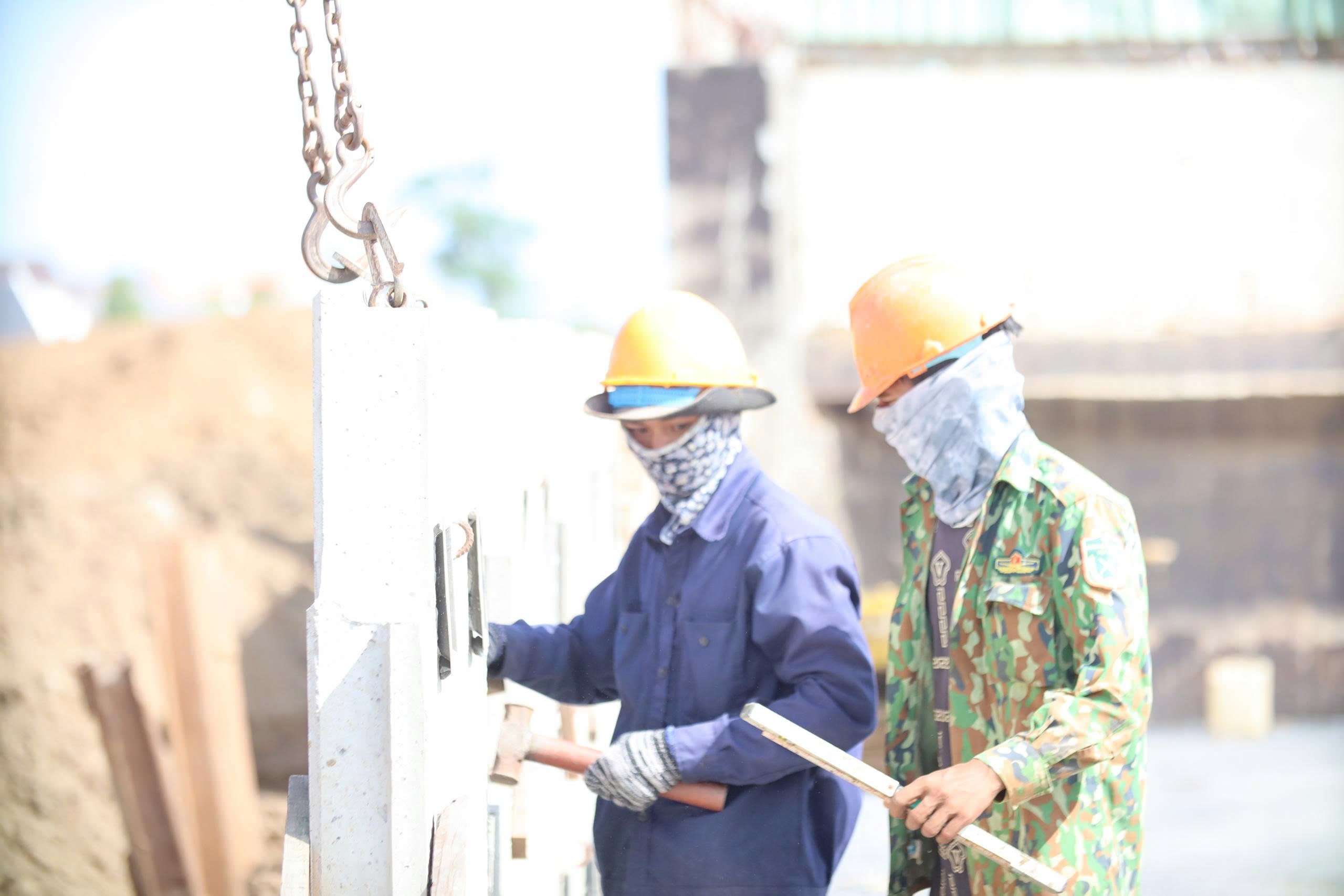 Công nhân thi công đường Vành đai 3 TP.Hồ Chí Minh đoạn qua tỉnh Tây Ninh