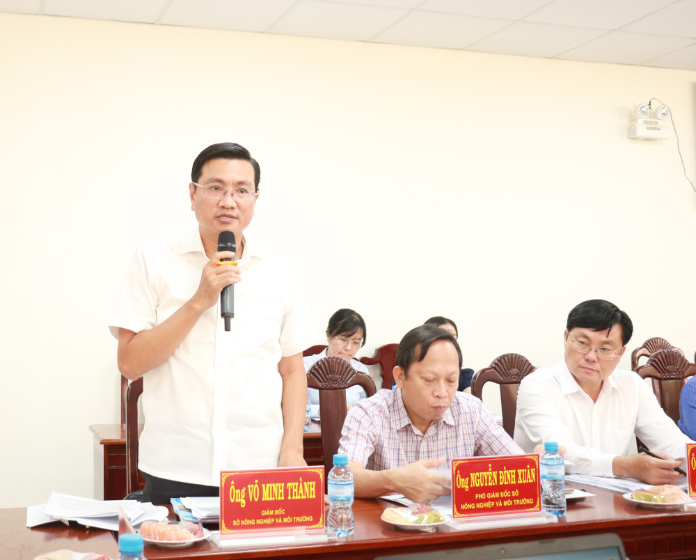 Giám đốc Sở Nông nghiệp và Môi trường Võ Minh Thành báo cáo các nội dung liên quan