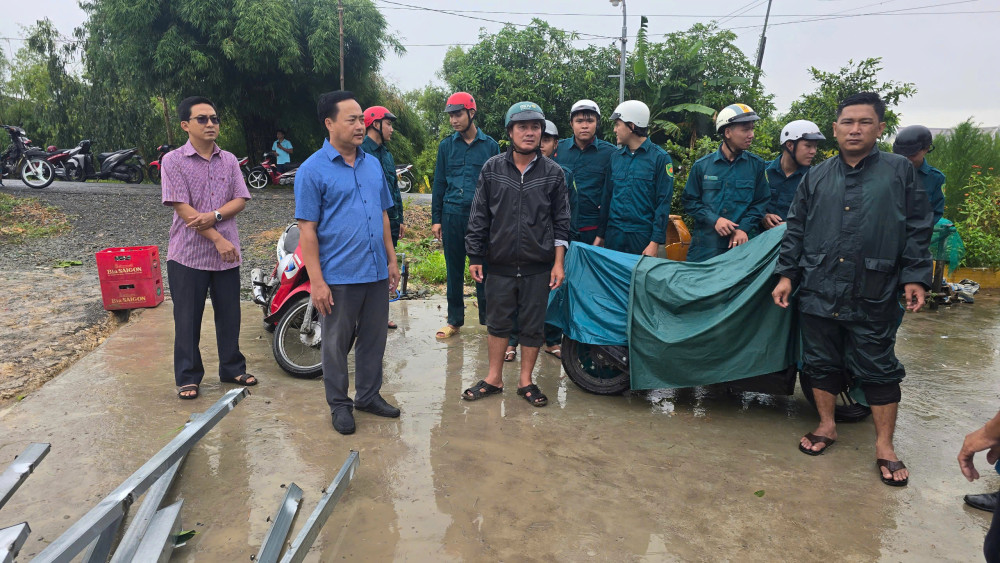 Chủ tịch UBND xã Tuyên Thạnh – Lâm Tấn Đạt có mặt tại hiện trường để chỉ đạo khắc phục sự cố mưa giông