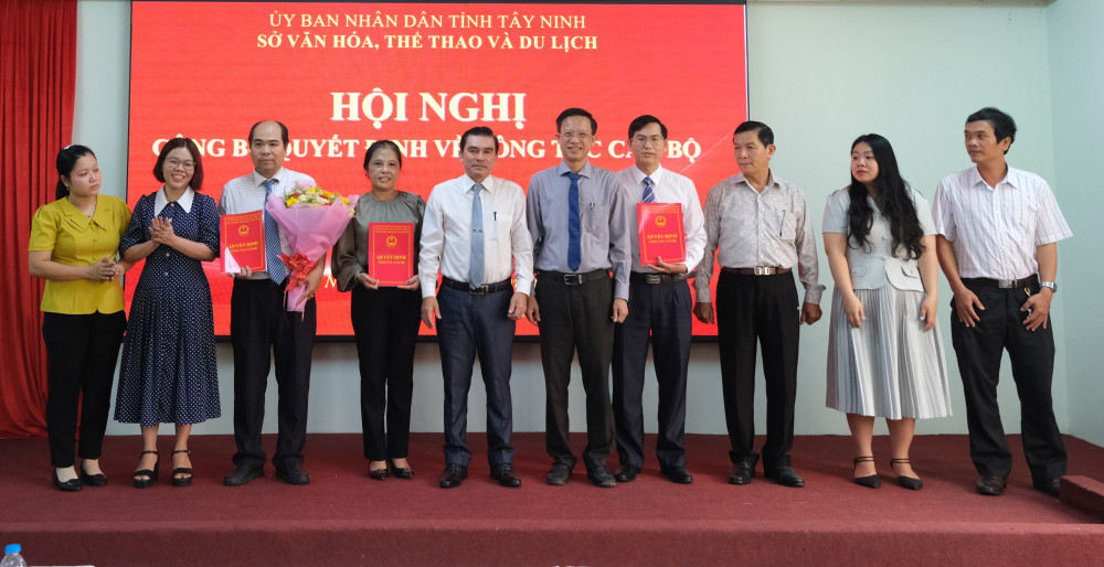 Giám đốc Sở Văn hoá, Thể thao và Du lịch - Trần Anh Minh và Phó Giám đốc Sở Văn hoá, Thể thao và Du lịch - Nguyễn Tấn Quốc trao quyết định bổ nhiệm Chánh Văn phòng và Phó Chánh Văn phòng