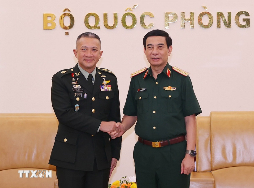 Đại tướng, Bộ trưởng Quốc phòng Phan Văn Giang tiếp Đại tướng Songwit Noonpackdee, Tư lệnh Lực lượng Quốc phòng Thái Lan. (Ảnh: Trọng Đức/TTXVN)