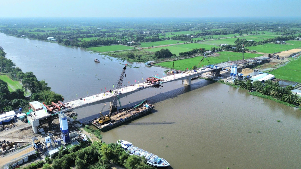 Trên tuyến đường này, cầu qua sông Vàm Cỏ Đông đã hợp long đầu tháng 01/2025