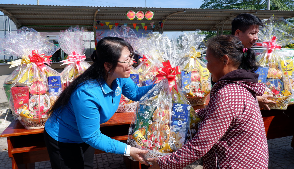 Bà Phan Thị Thùy Vân trong một đợt trao quà cho hội viên phụ nữ có hoàn cảnh khó khăn khu vực biên giới tỉnh Tây Ninh (cũ)