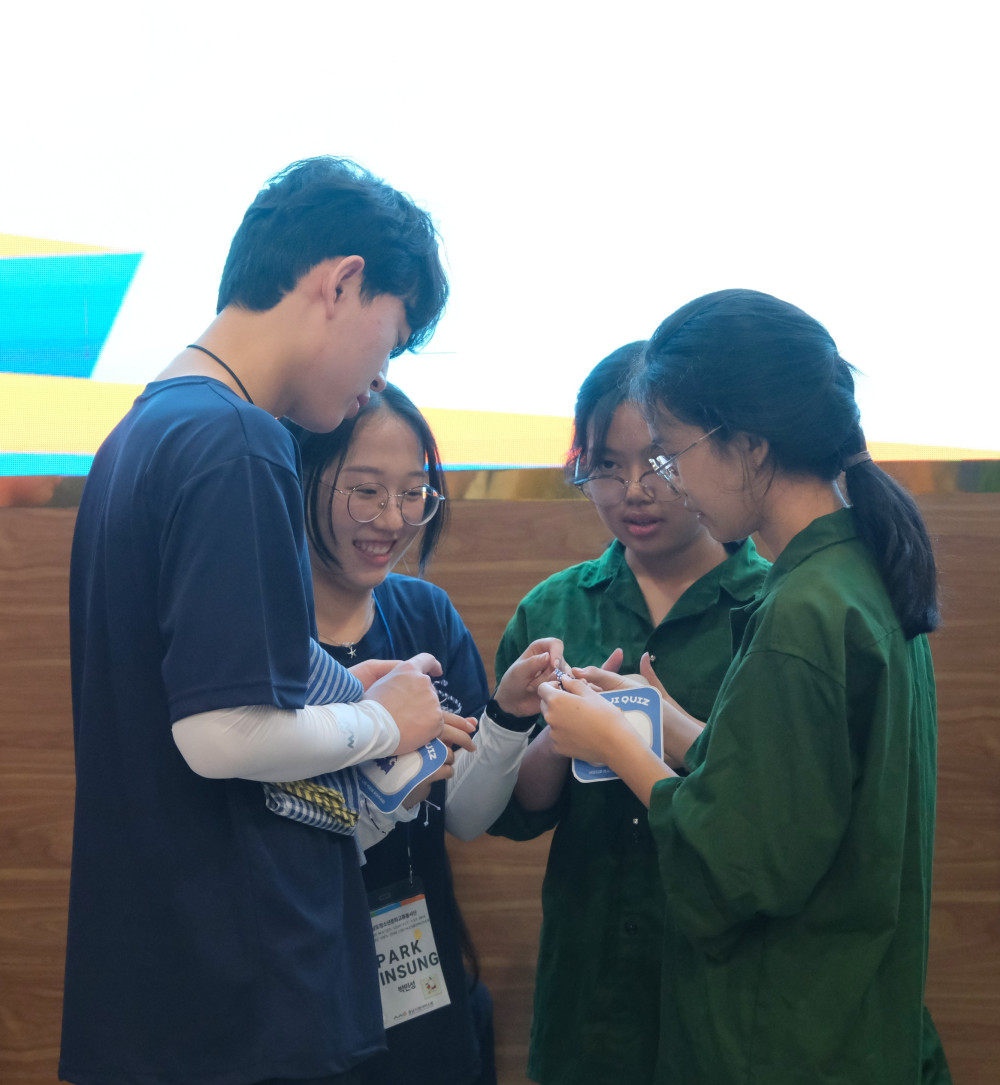 Thanh niên Tây Ninh - Chungcheong Nam trao tặng vòng tay lưu niệm cho nhau