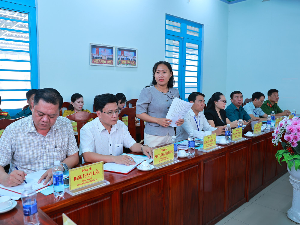 Phó Chủ tịch HĐND xã Đỗ Thị Thanh Loan báo cáo công tác chuẩn bị đại hội Đảng bộ xã Lộc Ninh