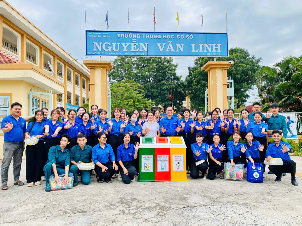 Đoàn thanh niên phường Bình Minh trao tặng thùng rác phân loại tại Trường THCS Nguyễn Văn Linh