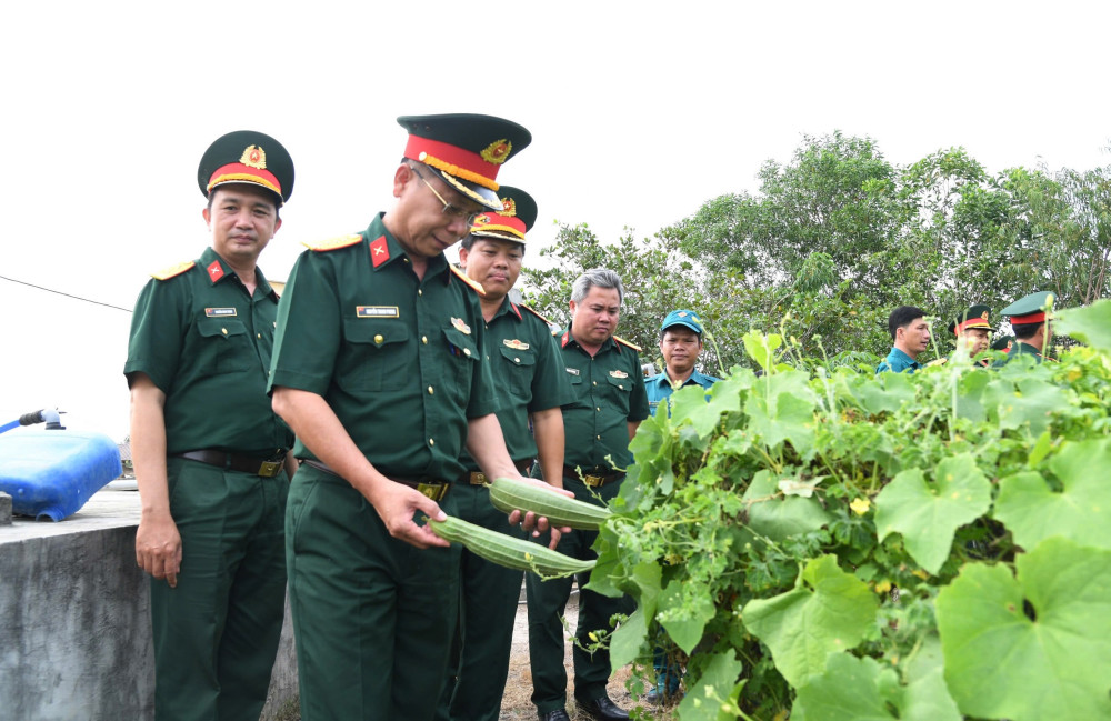 Đoàn công tác kiểm tra chốt dân quân biên giới Mỹ Bình, xã Đông Thành