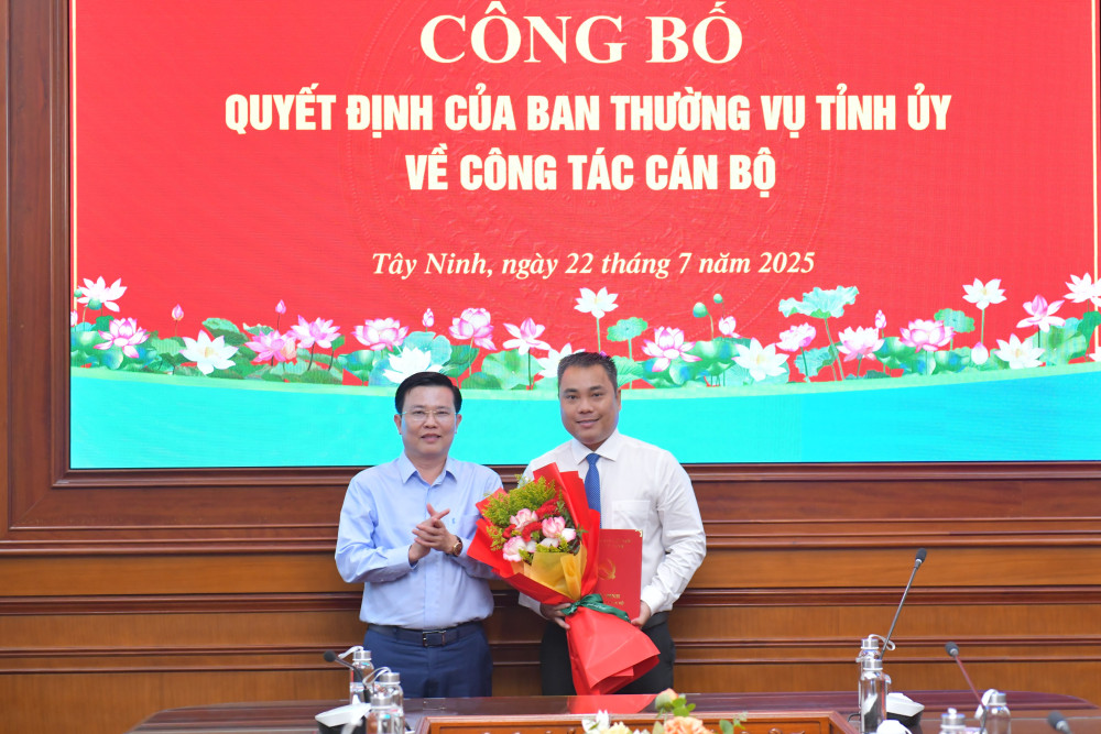 Phó Bí thư Tỉnh ủy, Chủ tịch UBMTTQ Việt Nam tỉnh Nguyễn Thanh Hải trao quyết định bổ nhiệm cho ông Nguyễn Hoài Thân