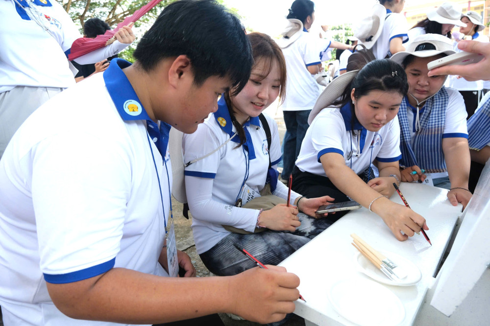 Đoàn thanh niên tình nguyện tỉnh Chungcheong Nam và học sinh Trường THPT Tân Trụ cùng nhau thực hiện công trình Ghế đá tình bạn