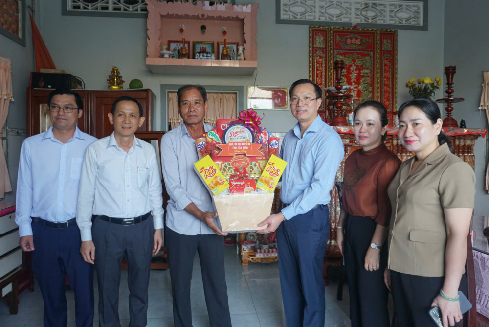 Đoàn công tác thăm hỏi, tặng quà cho gia đình chính sách, người có công với cách mạng 