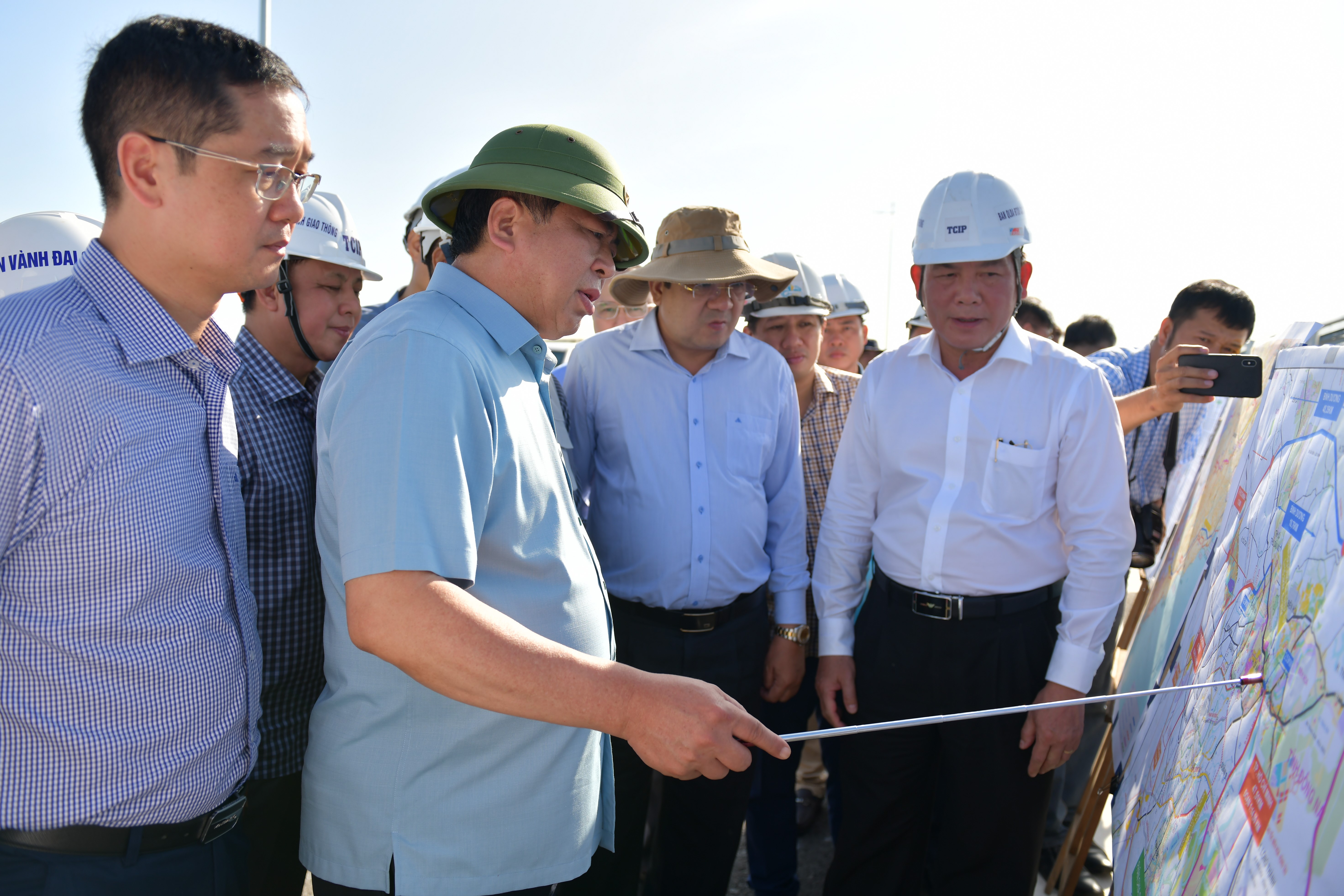 Bộ trưởng Bộ Xây dựng Trần Hồng Minh (bìa trái) kiểm tra tiến độ thực hiện đường Vành đai 3 TP.Hồ Chí Minh đoạn qua tỉnh Tây Ninh