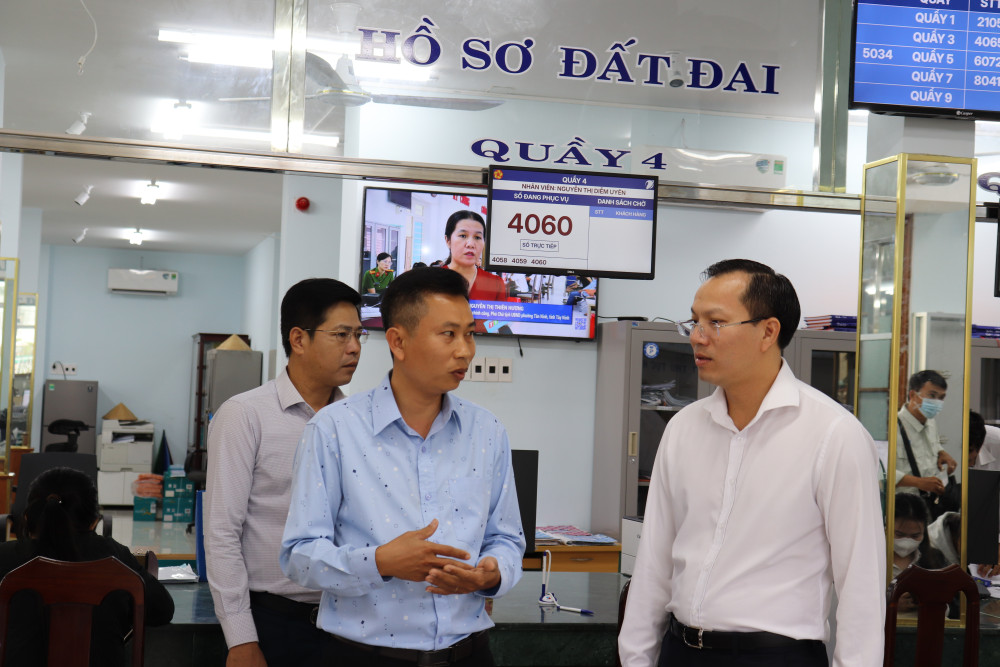 Phó Chủ tịch UBND tỉnh Đoàn Trung Kiên hỏi thăm công tác điều hành Trung tâm Phục vụ hành chính công xã Cần Đước