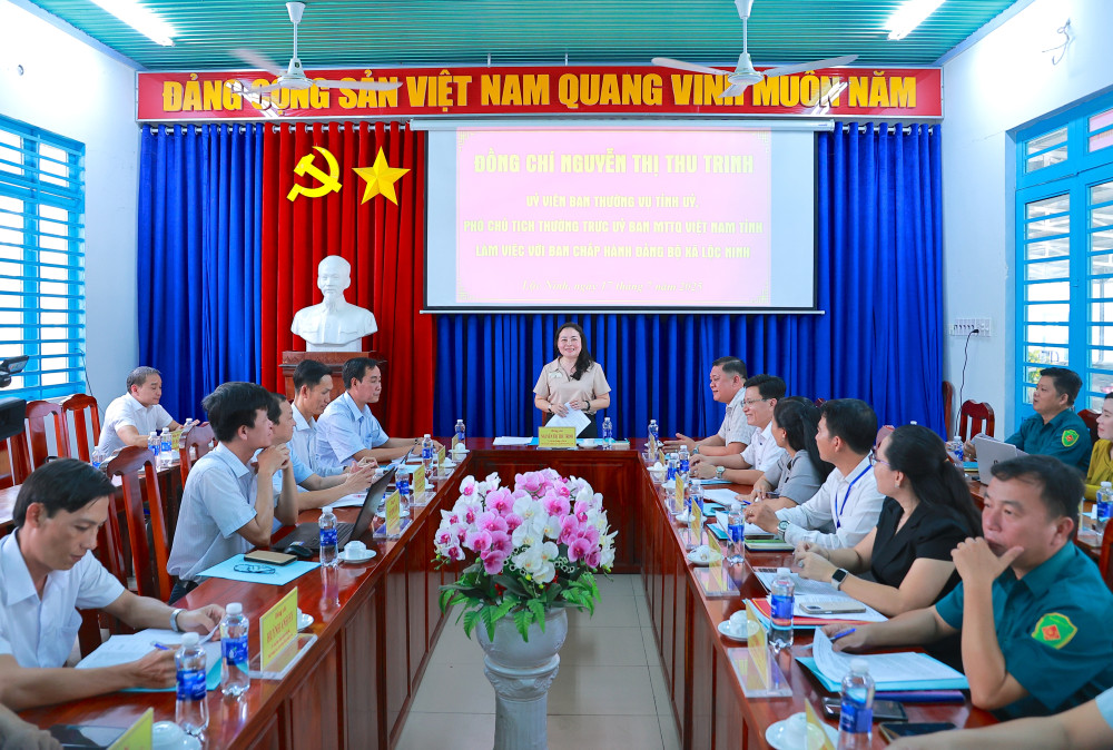 Đoàn công tác làm việc tại xã Lộc Ninh