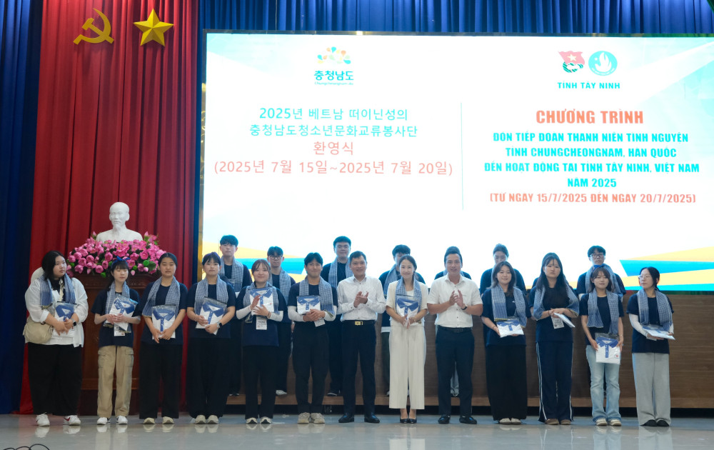 Phó Chủ tịch UBMTTQ Việt Nam tỉnh Nguyễn Tiến Tân và Bí thư Tỉnh Đoàn Trần Hải Phú tặng quà cho Đoàn thanh niên tình nguyện tỉnh Chungcheong Nam, Hàn Quốc