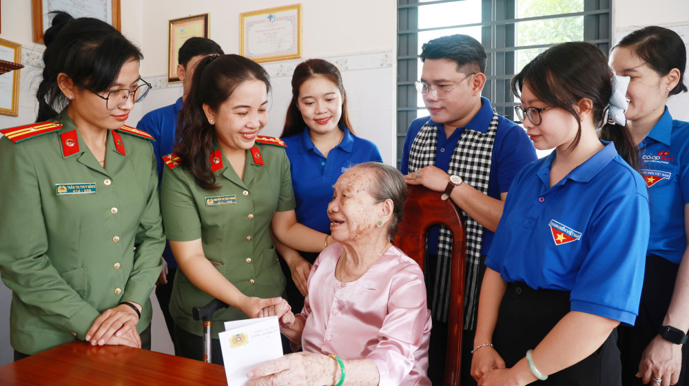 Đoàn phường Tân Ninh phối hợp Công an phường, Chi đoàn siêu thị Co.opmart Tây Ninh đến thăm và tặng quà Mẹ Việt Nam anh hùng Lê Thị Hai