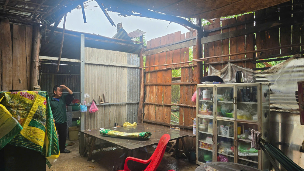 Cơn mưa giông bất ngờ làm nhiều người dân không kịp trở tay