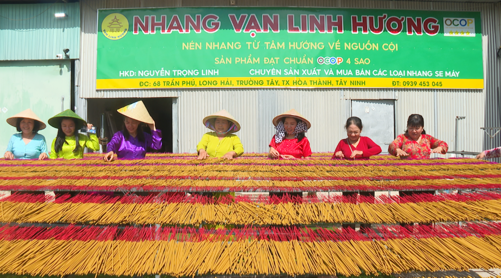 Cơ sở sản xuất nhang Vạn Linh Hương (phường Long Hoa) là một trong những điểm thu hút du khách đến trải nghiệm nghề truyền thống của Tây Ninh