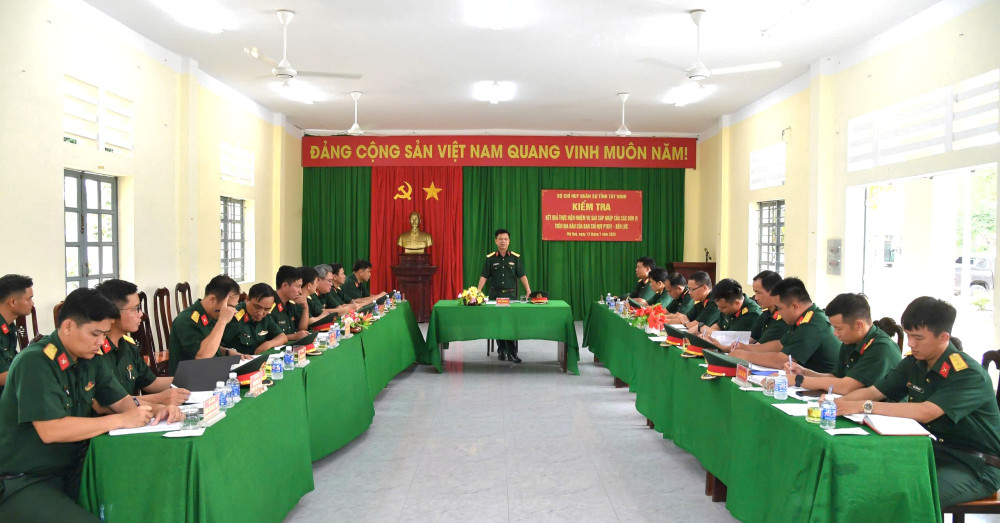 Đại tá Nguyễn Thanh Phong - Chính ủy Bộ Chỉ huy Quân sự tỉnh thăm, kiểm tra Đại đội 1, Ban Chỉ huy phòng thủ khu vực 1 – Bến Lức