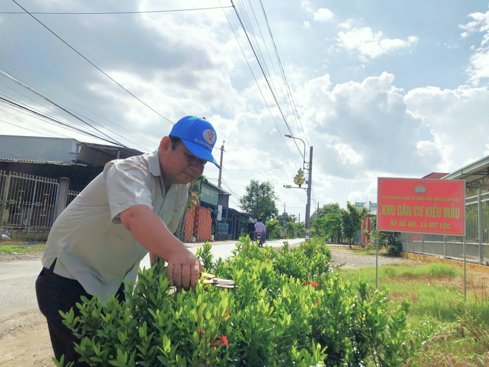 Tuyến đường khu dân cư kiểu mẫu dài hơn 1km được ông Bùi Văn Thắng vận động trồng hơn 2.000 cây bông trang, 200 cây bông giấy, tạo cảnh quan