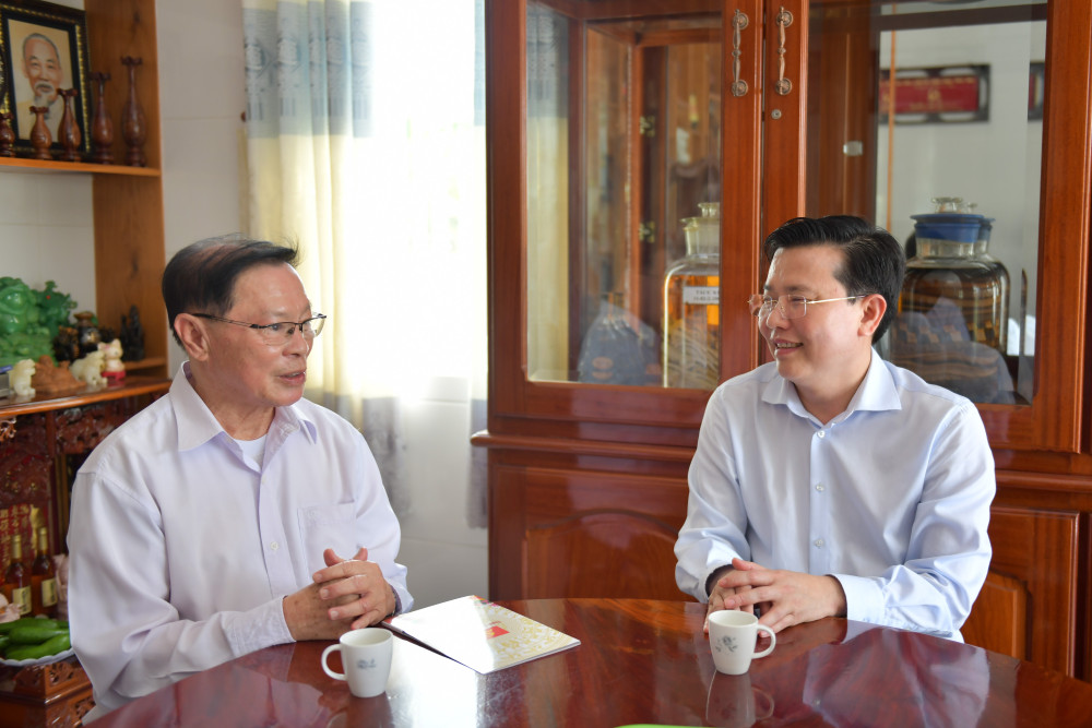 Phó Bí thư Tỉnh ủy, Chủ tịch UBMTTQ Việt Nam tỉnh Nguyễn Thanh Hải ân cần thăm hỏi sức khỏe nguyên Phó Bí thư Thường trực Tỉnh ủy Lê Văn Chính