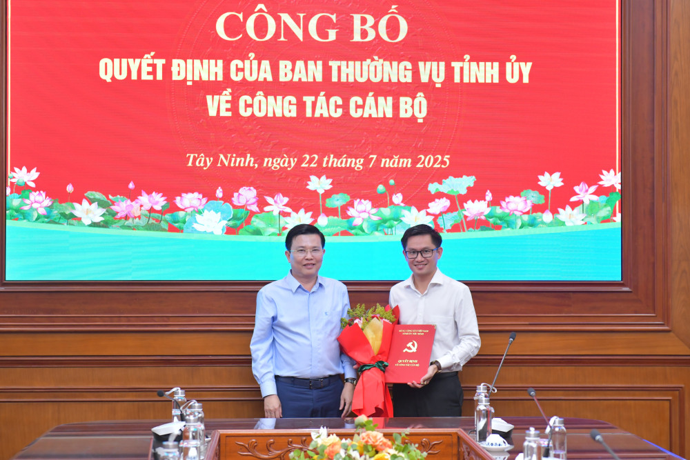 Phó Bí thư Tỉnh ủy, Chủ tịch UBMTTQ Việt Nam tỉnh Nguyễn Thanh Hải trao quyết định bổ nhiệm cho ông Bùi Văn Hận