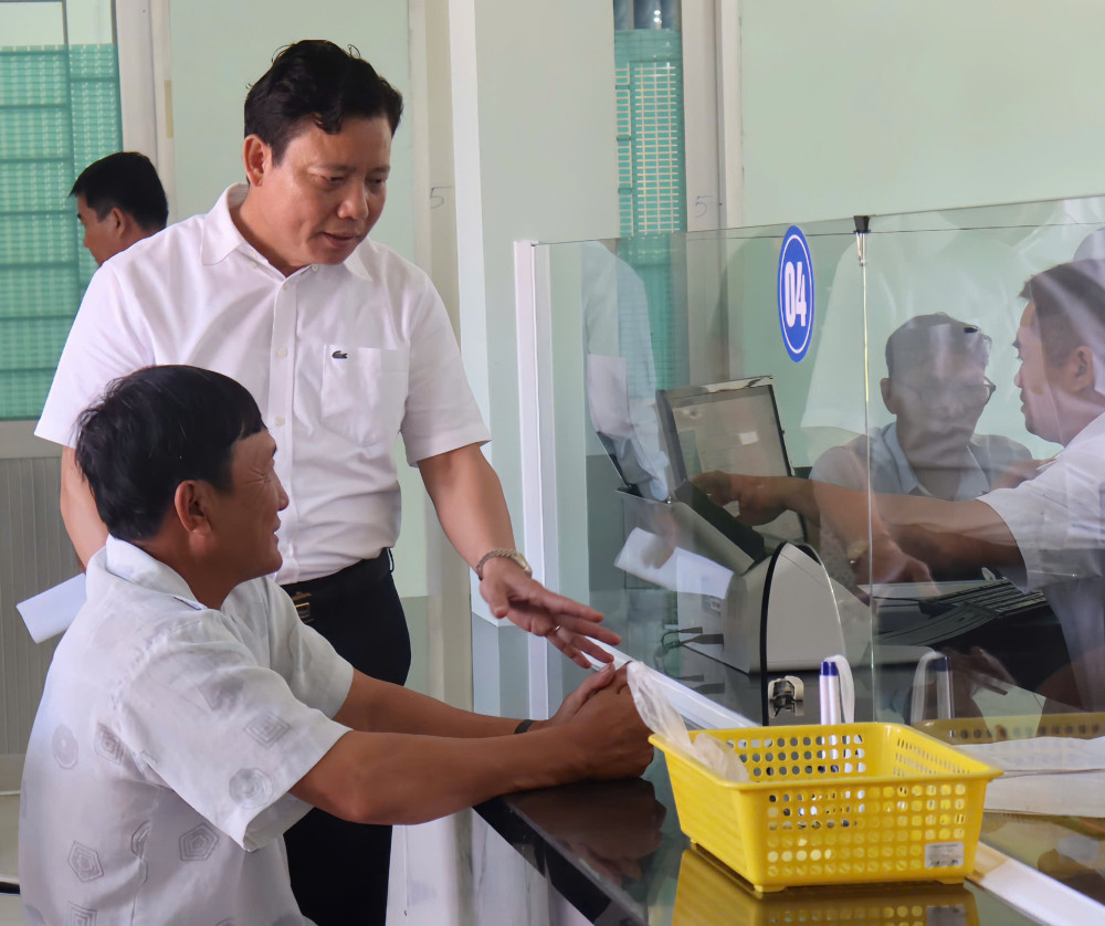 Phó Chủ tịch UBND tỉnh Phạm Tấn Hòa khảo sát ý kiến người dân đến làm thủ tục hành chính