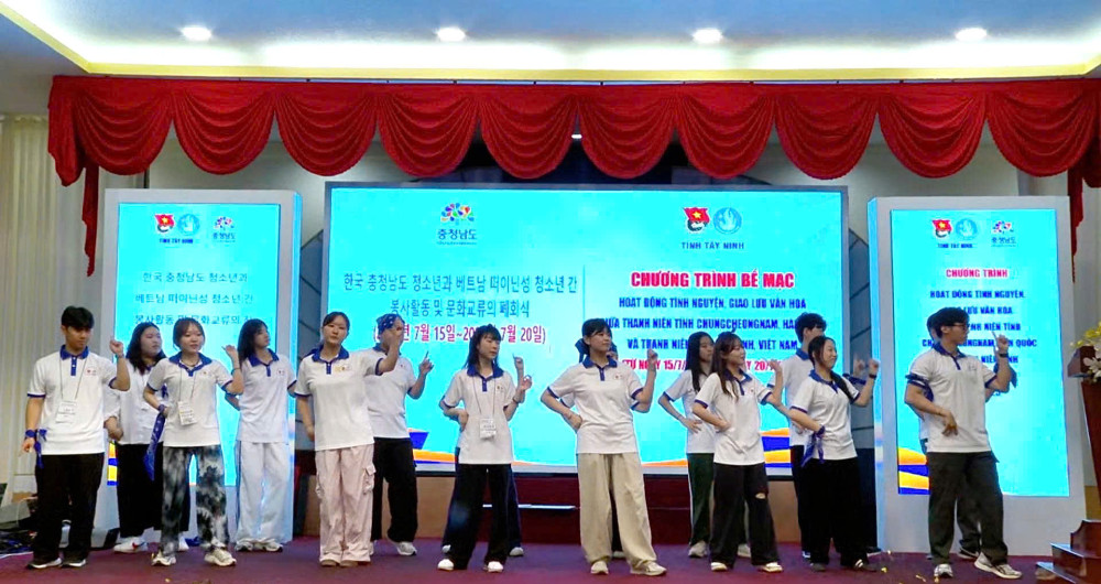 Học sinh, sinh viên 2 tỉnh giao lưu văn nghệ