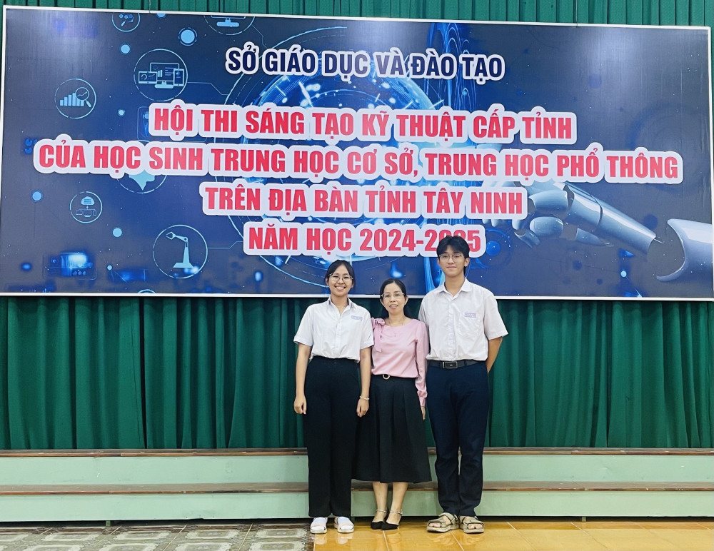 Em Nguyễn Lê Tâm Phúc và em Lê Minh Lợi cùng giáo viên hướng dẫn Lê Thị Trang (Trường THPT Nguyễn Trãi, phường Trảng Bàng) tham gia Hội thi sáng tạo kỹ thuật cấp tỉnh của học sinh THCS và THPT năm học 2024-2025