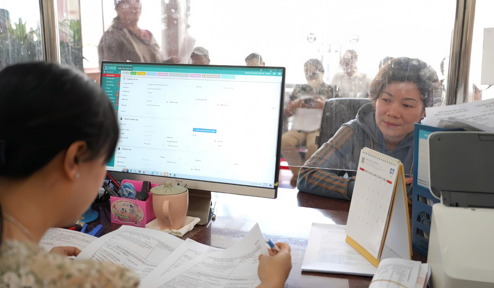 Người dân phấn khởi khi đến làm thủ tục tại Trung tâm Phục vụ hành chính công phường Long An