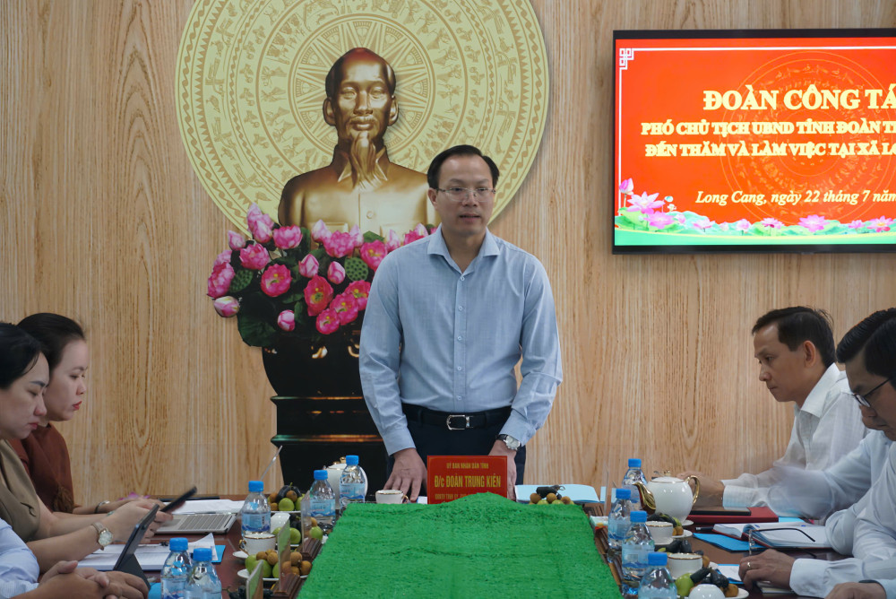 Ủy viên Ban Thường vụ Tỉnh ủy, Phó Chủ tịch UBND tỉnh Đoàn Trung Kiên chủ trì buổi thăm, làm việc tại xã Long Cang