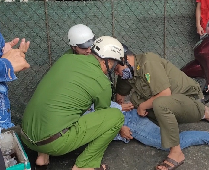 Công an khống chế, bắt giữ đối tượng trên tuyến Quốc lộ 62 