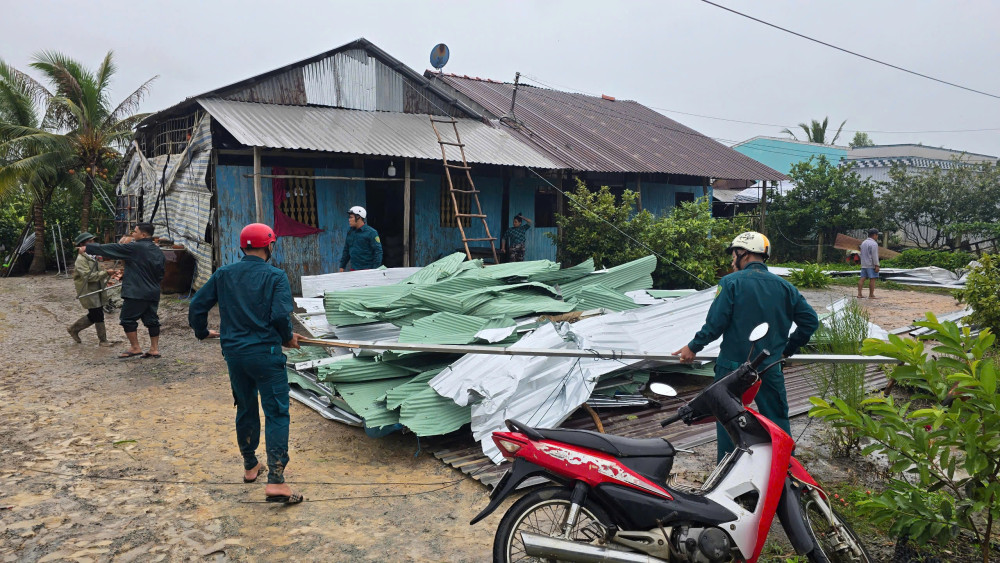 Lực lượng Dân quân hỗ trợ người dân dọn dẹp và gia cố lại nhà cửa