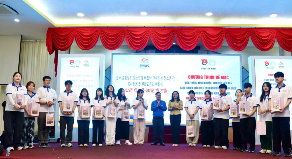 Tỉnh Đoàn tặng quà lưu niệm cho đoàn tình nguyện tỉnh Chungcheongnam