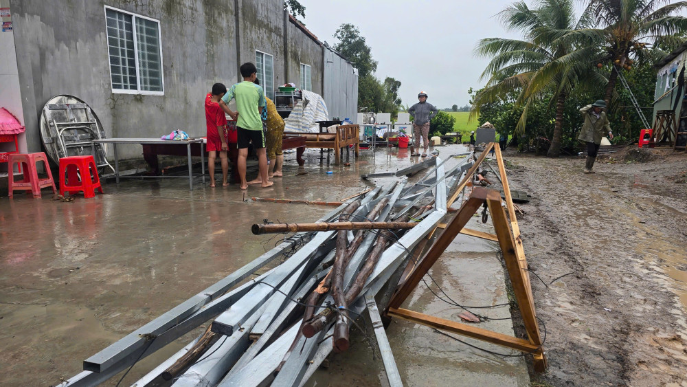 Trong ảnh là một căn nhà bị giông lốc thổi bay hoàn toàn chỉ còn lại nền nhà