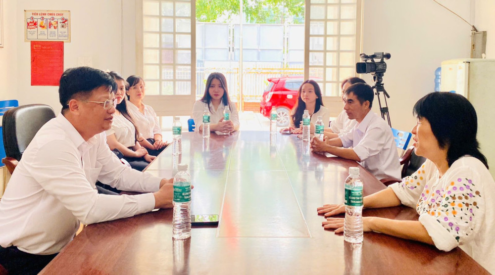 Đoàn công tác làm việc với Trung tâm Cung ứng dịch vụ sự nghiệp công phường Tân Ninh