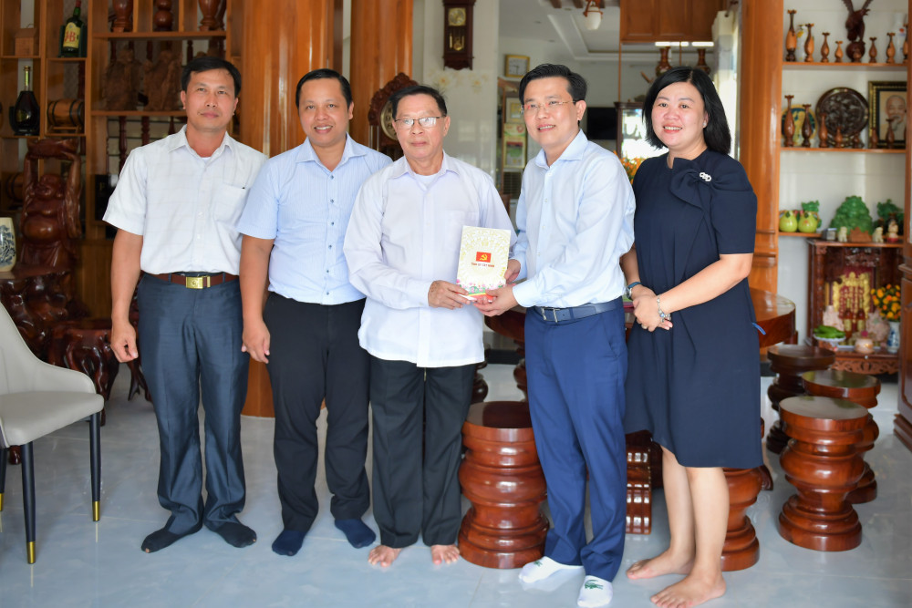 Phó Bí thư Tỉnh ủy, Chủ tịch UBMTTQ Việt Nam tỉnh Nguyễn Thanh Hải và Đoàn công tác tặng quà tri ân đồng chí Lê Văn Chính nhân kỷ niệm 78 năm Ngày Thương binh - Liệt sĩ