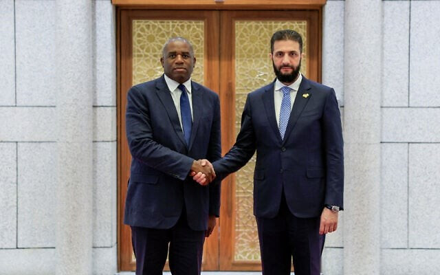 Tổng thống lâm thời Syria, Ahmed al-Sharaa, (phải) chào đón Bộ trưởng Ngoại giao Anh David Lammy tại Damascus, Syria. (Nguồn: SANA/AFP)