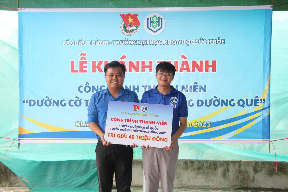 Đại diện Đoàn Trường Đại học Khoa học Sức khoẻ trao bảng tượng trưng công trình cho địa phương