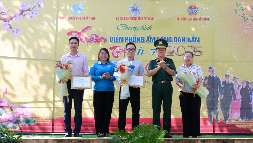 Bà Phan Thị Thùy Vân (thứ 2 từ trái qua) tham gia chương trình Xuân Biên phòng ấm lòng dân bản (ảnh minh họa)