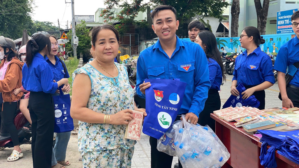 Người dân đem chai nhựa đến đổi lấy quà tặng từ chương trình